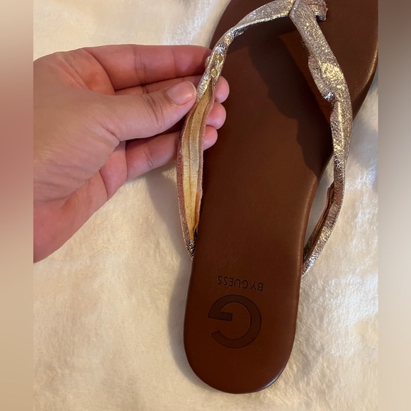 by Guess flip flops in gold, Size 8 M - Picture 3 of 5